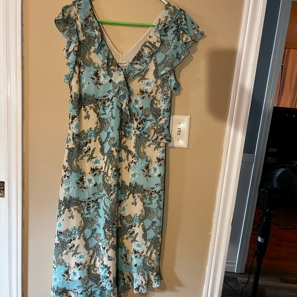 Pretty details on this dress - Picture 3 of 4